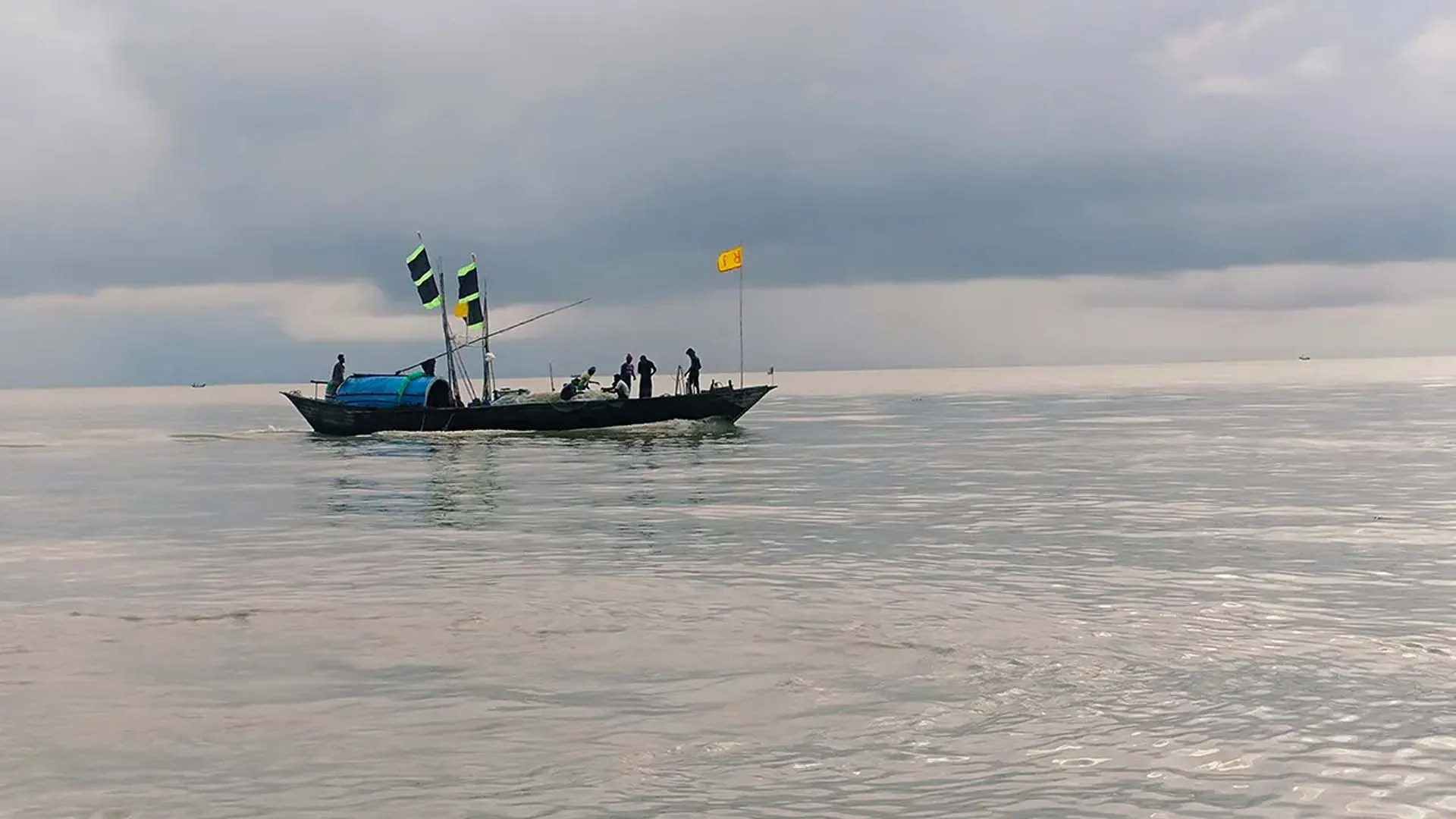 ট্রলারে জলদস্যুদের হামলা, এক জেলে অপহরণ